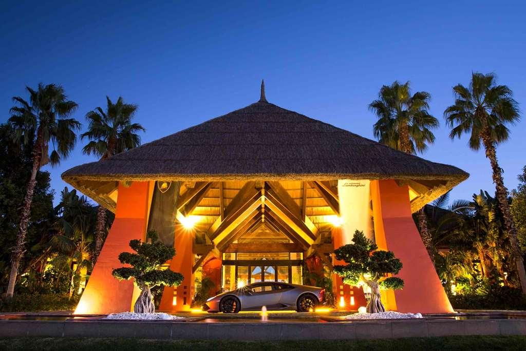 เอเชีย การ์เดน โฮเต็ล แอนด์ ไทย สปา อะ รอยัล ไฮดะเวย์ โฮเต็ล Hotel ฟีเนสตรัต ภายนอก รูปภาพ The entrance of the resort