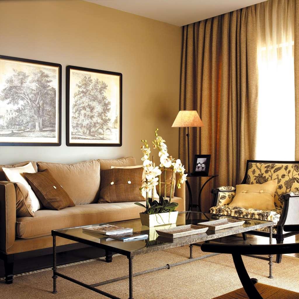 เอเชีย การ์เดน โฮเต็ล แอนด์ ไทย สปา อะ รอยัล ไฮดะเวย์ โฮเต็ล Hotel ฟีเนสตรัต ห้อง รูปภาพ A living room