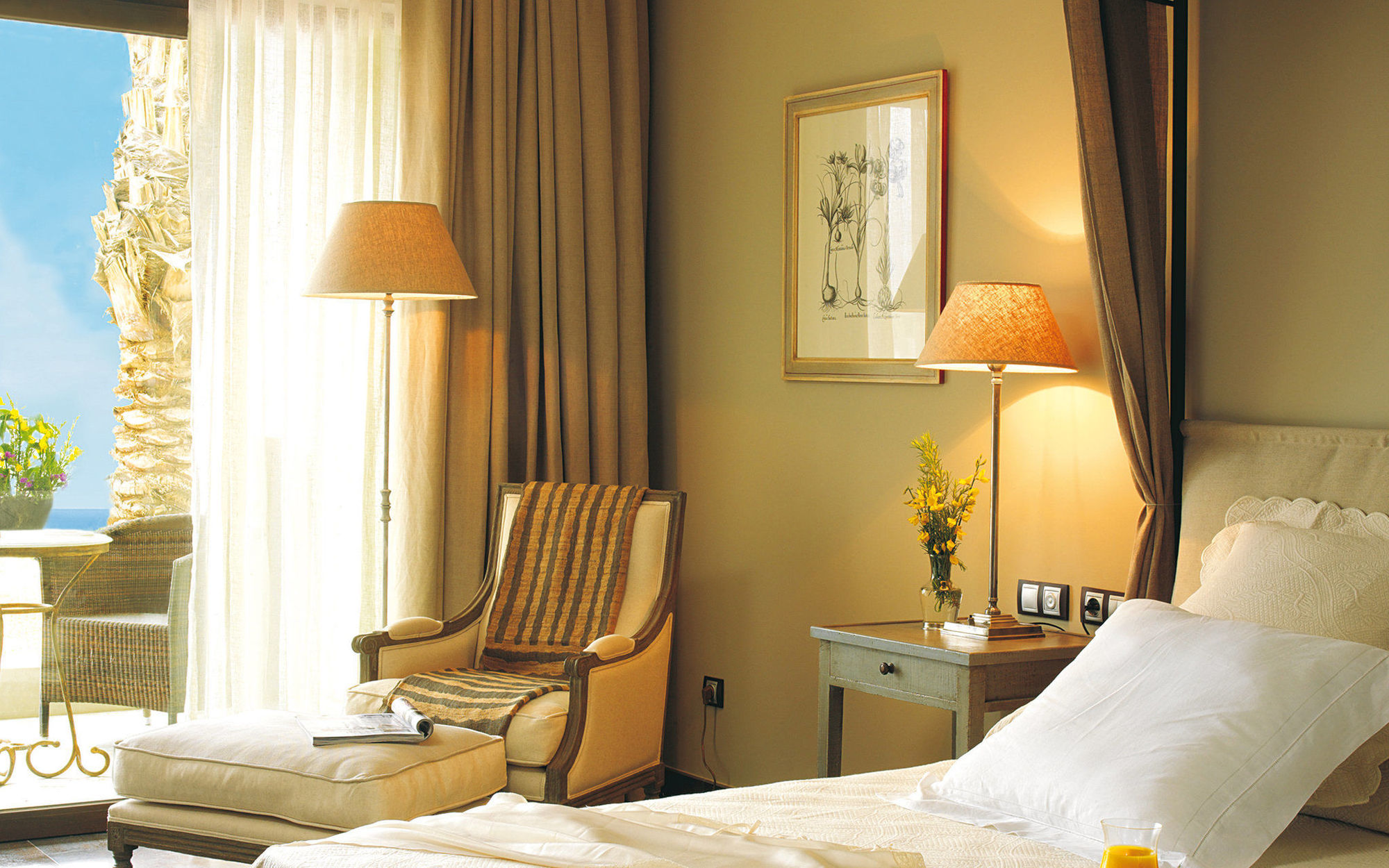 เอเชีย การ์เดน โฮเต็ล แอนด์ ไทย สปา อะ รอยัล ไฮดะเวย์ โฮเต็ล Hotel ฟีเนสตรัต ห้อง รูปภาพ A room at the hotel