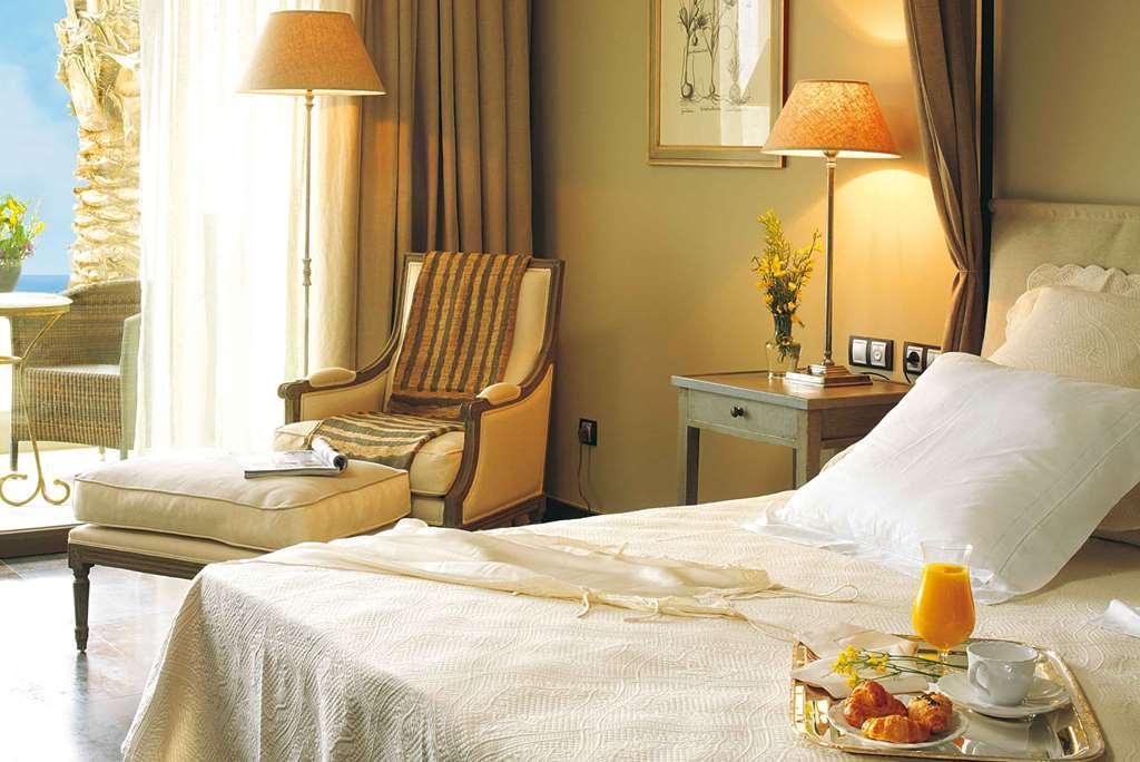 เอเชีย การ์เดน โฮเต็ล แอนด์ ไทย สปา อะ รอยัล ไฮดะเวย์ โฮเต็ล Hotel ฟีเนสตรัต ห้อง รูปภาพ A room at the hotel